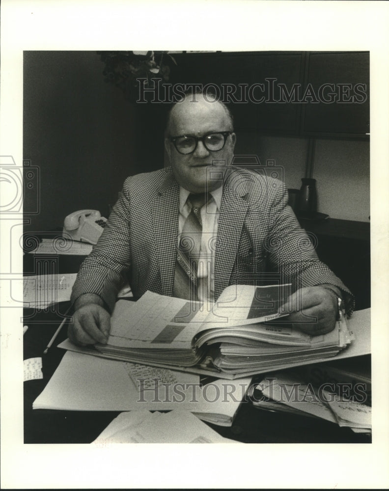 1982 Press Photo Richard Heavey going over records - nob27544 - Historic Images