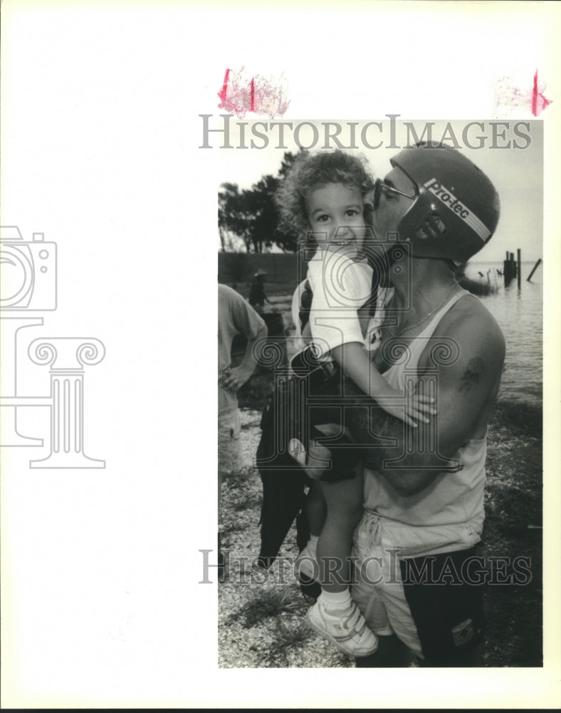 1990 Press Photo Boater Arthur Hebert kisses his daughter Brooke at grounding - Historic Images