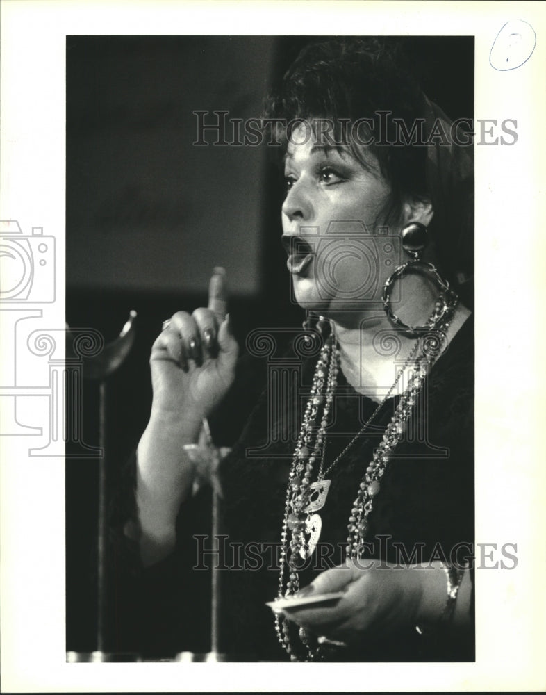 1994 Press Photo Comic Amanda Heberts plays in a skit of the Oyster Playhouse - Historic Images