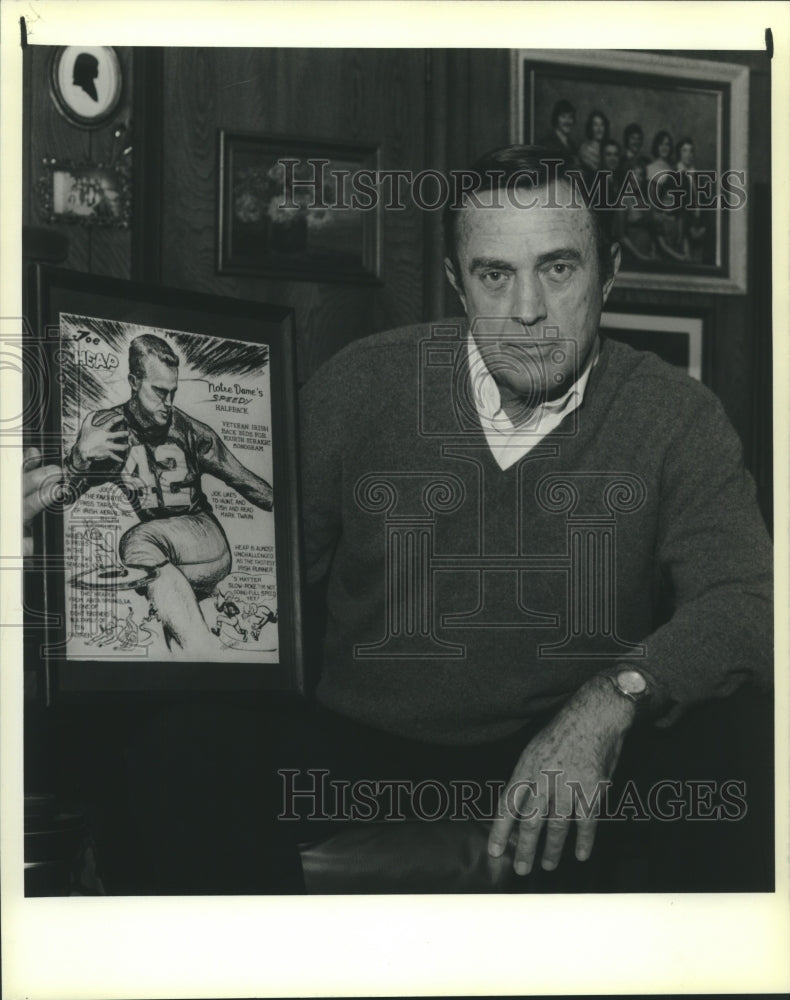 1989 Press Photo Joe Heap shows picture of him as the halfback at Notre Dame - Historic Images