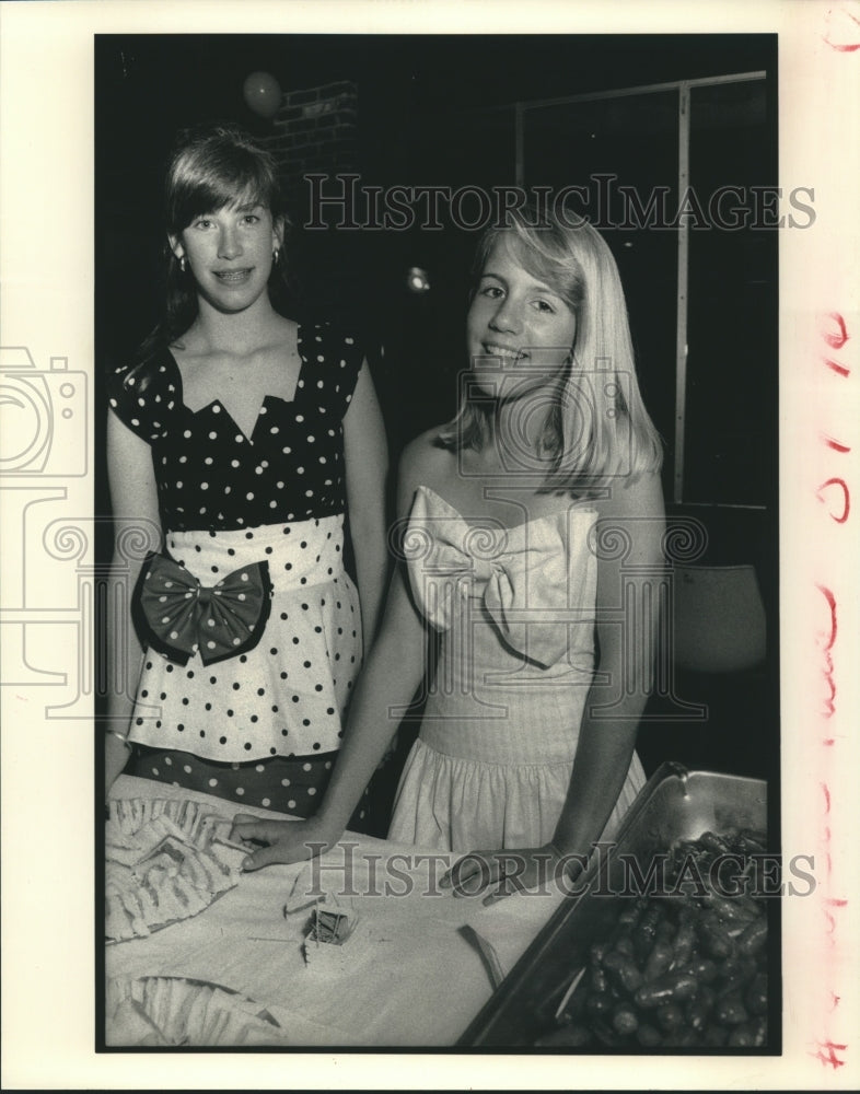 1990 Press Photo 8 o&#39;clocks - Jane Rapier, Mary Margaret Healy - nob27565 - Historic Images