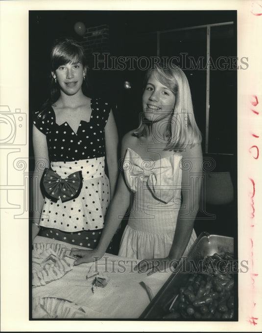 1990 Press Photo 8 o'clocks - Jane Rapier, Mary Margaret Healy - nob27565 - Historic Images