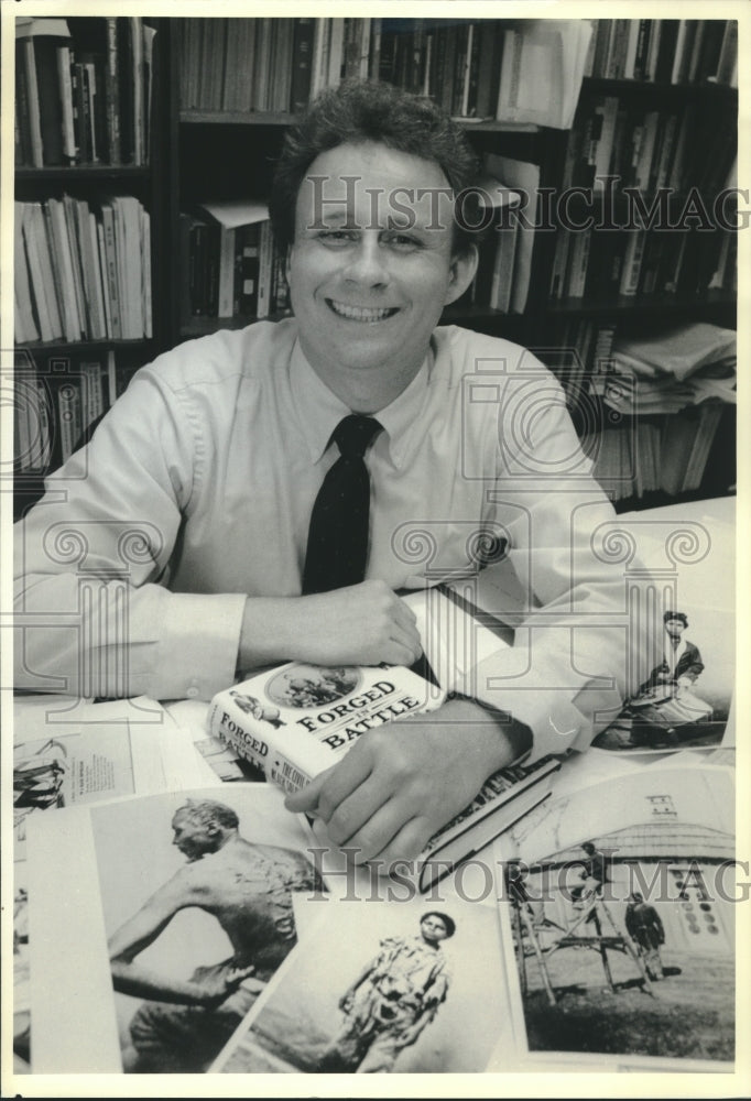 1990 Press Photo Joseph Glatthaar with his book Forged in Battle - Historic Images