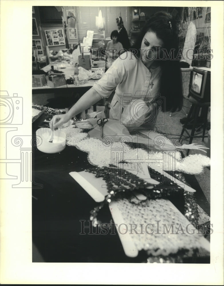 1990 Press Photo Sherie Gioe puts sequins on headdress for &quot;Endymion&quot; carnival - Historic Images