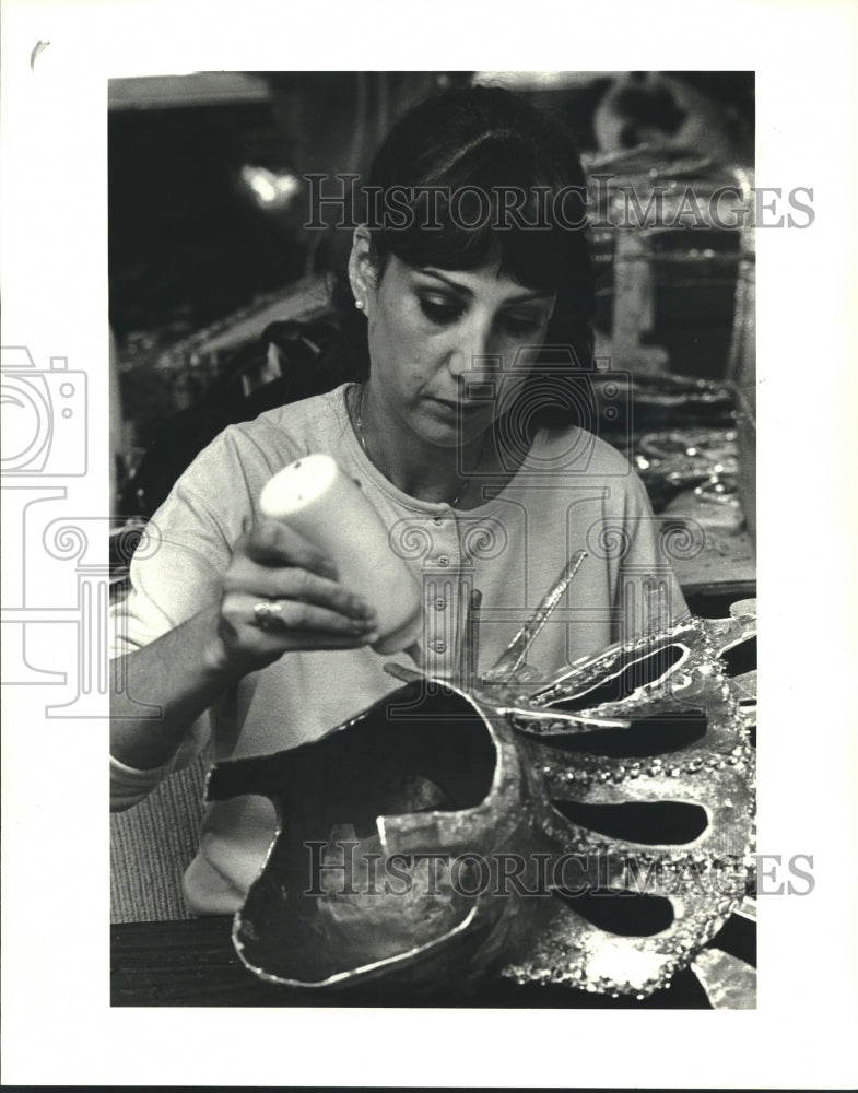 1987 Press Photo Sherie Columbo Gioe glues sequins at Mardi Gras headgear - Historic Images