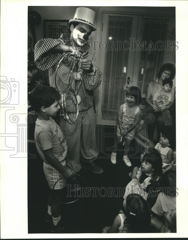 1987 Press Photo JoJo the Clown entertains children at Gingerbread Daycare - Historic Images