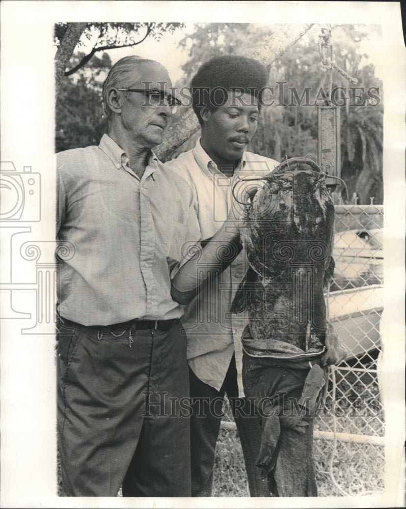 1975 Press Photo Joseph Giordano and Johnny Smith hold 42-pound Yellow catfish - Historic Images