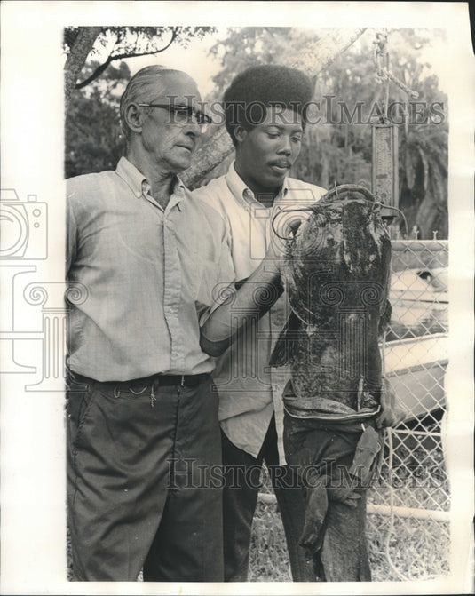 1975 Press Photo Joseph Giordano and Johnny Smith hold 42-pound Yellow catfish - Historic Images