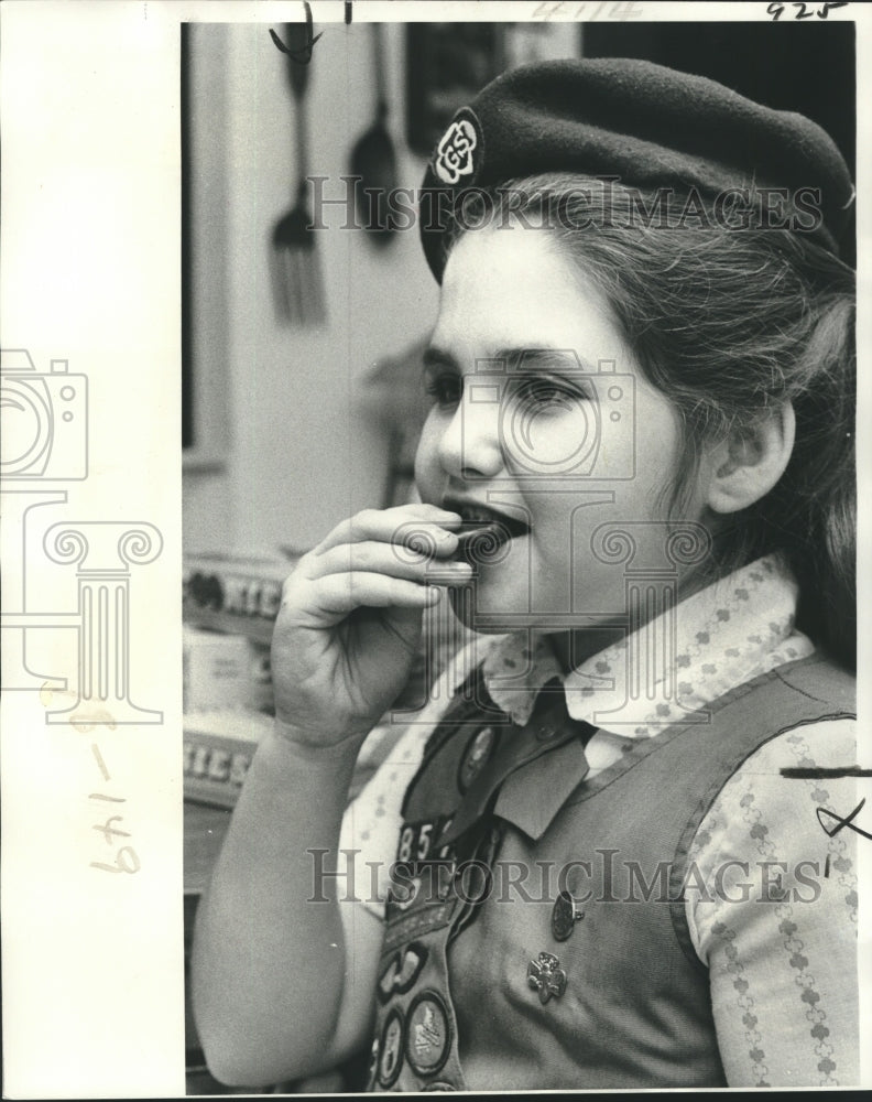 1978 Press Photo Girl Scout Gretchen Gattuso samples a chocolate mint cookies - Historic Images