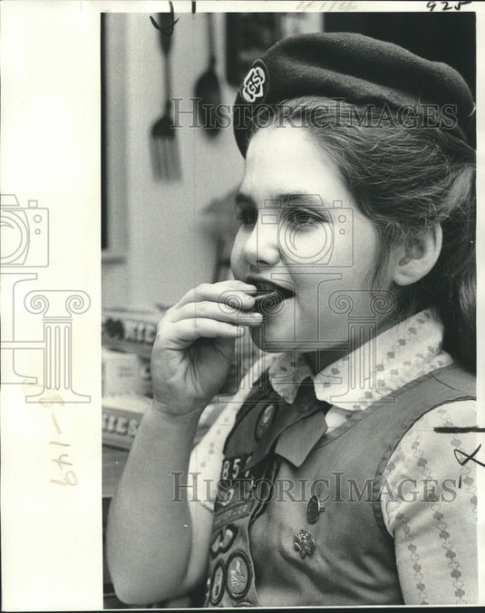 1978 Press Photo Girl Scout Gretchen Gattuso samples a chocolate mint cookies - Historic Images
