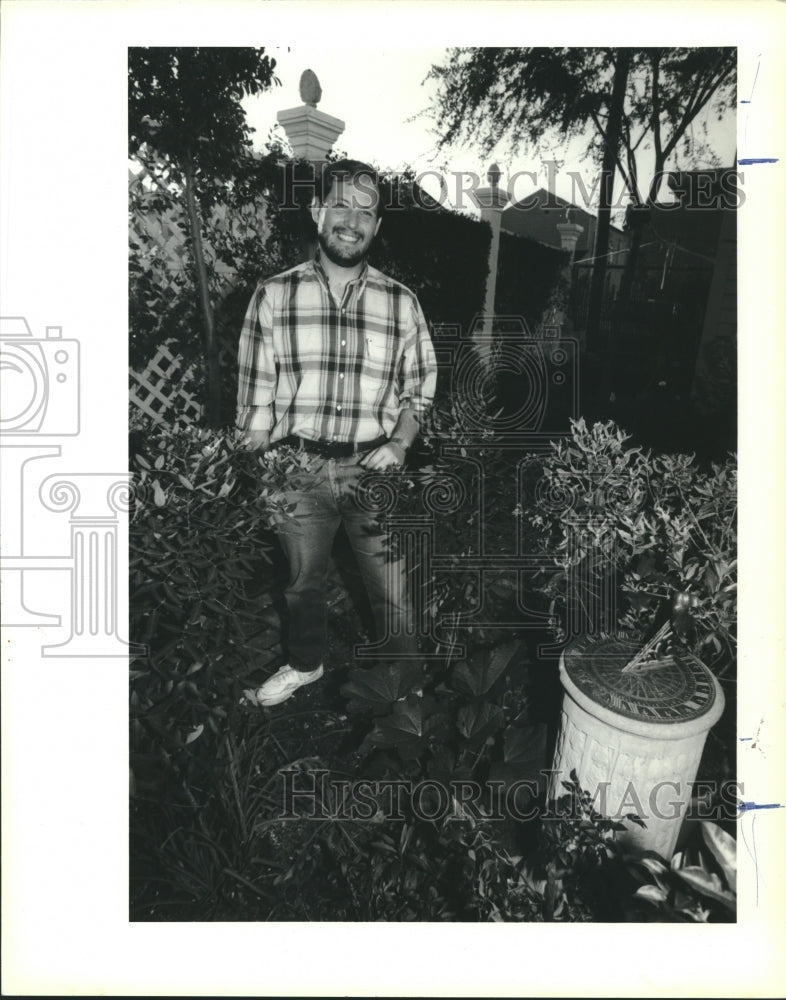 1990 Press Photo Extension Service Horticulturalist Dan Gill in his garden - Historic Images