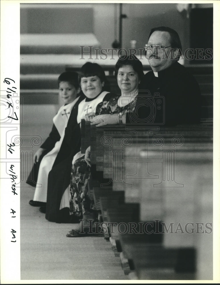 1990 Press Photo Married Priest John Giles with his wife Carol and two sons - Historic Images