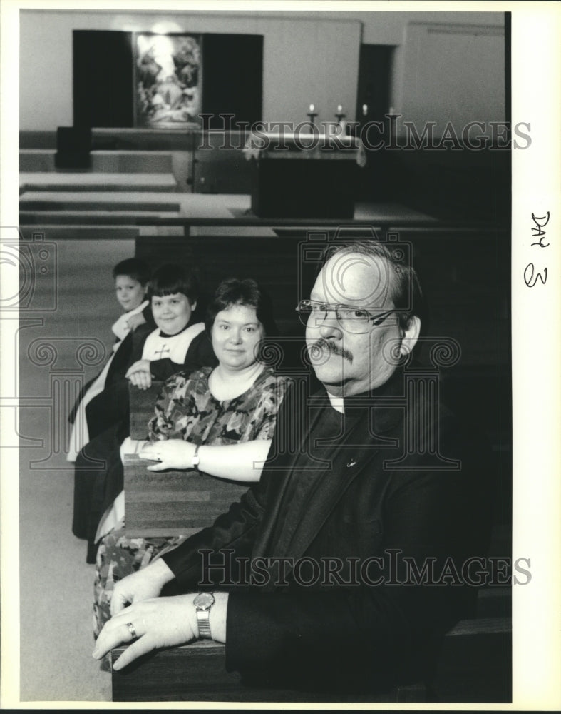 1990 Press Photo Married Priest John Giles pictured with his wife and two sons - Historic Images