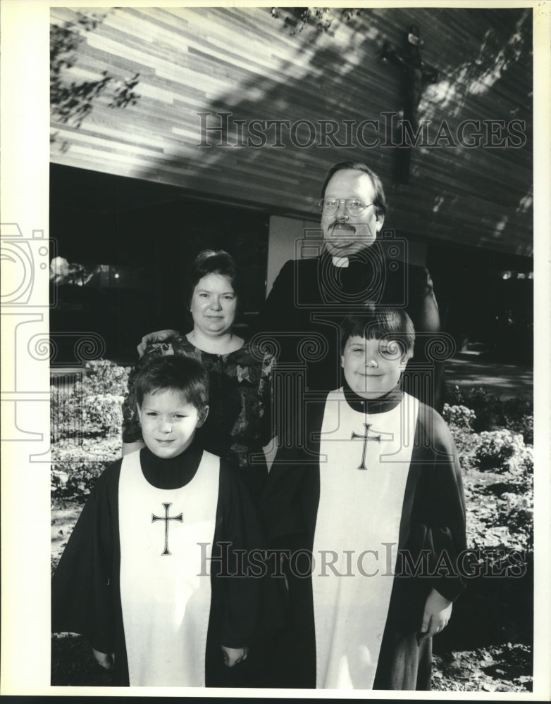 1990 Press Photo Married Priest John Giles and his family outside his church - Historic Images