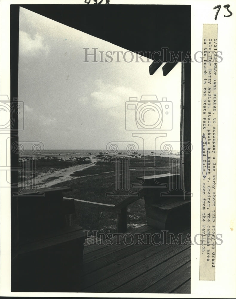 1982 Press Photo A beach camping area on Grand Isle after a hurricane - Historic Images