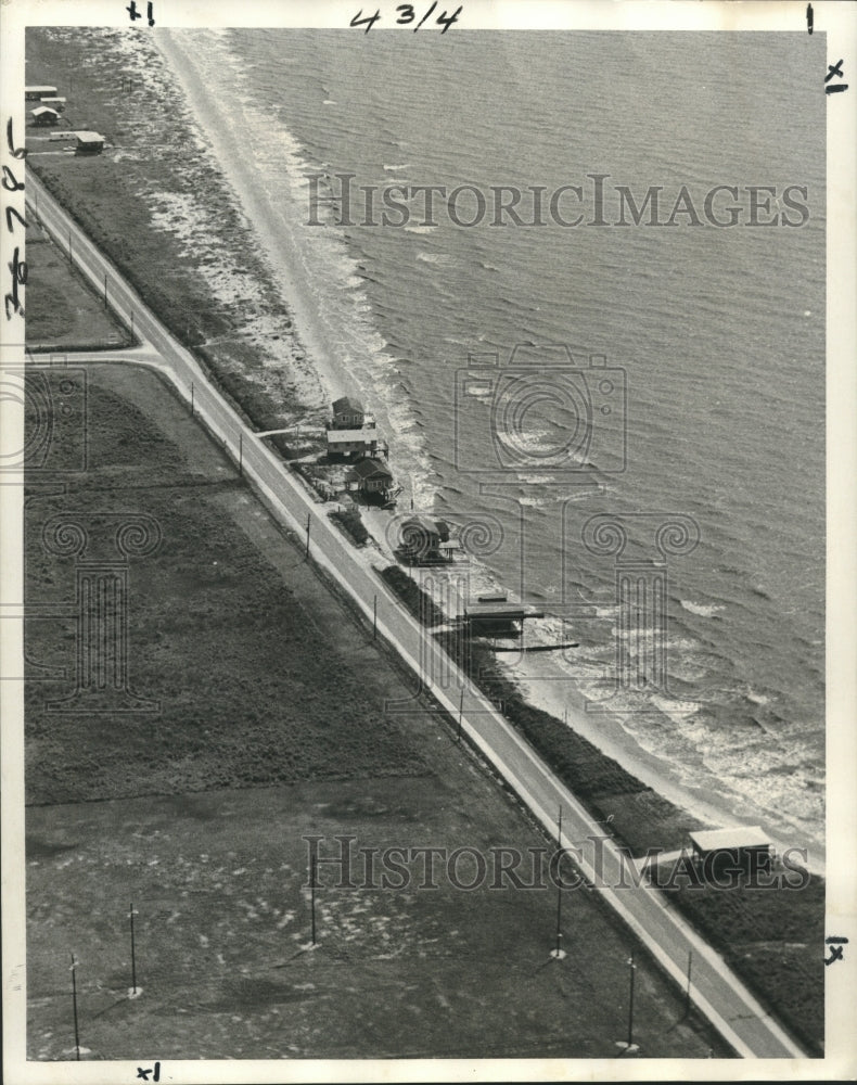 1973 Press Photo Louisiana Hwy 1, by Grand Isle, is threatened after a hurricane - Historic Images