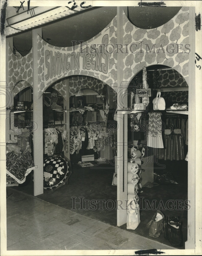 1970 Press Photo New department store, the Swingin&#39; Teens offers modern fashion-Historic Images