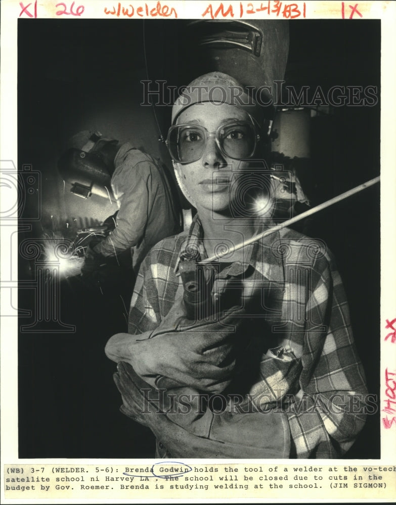 1987 Press Photo Brenda Godwin with a welding tool at Vo-tech Satellite School - Historic Images