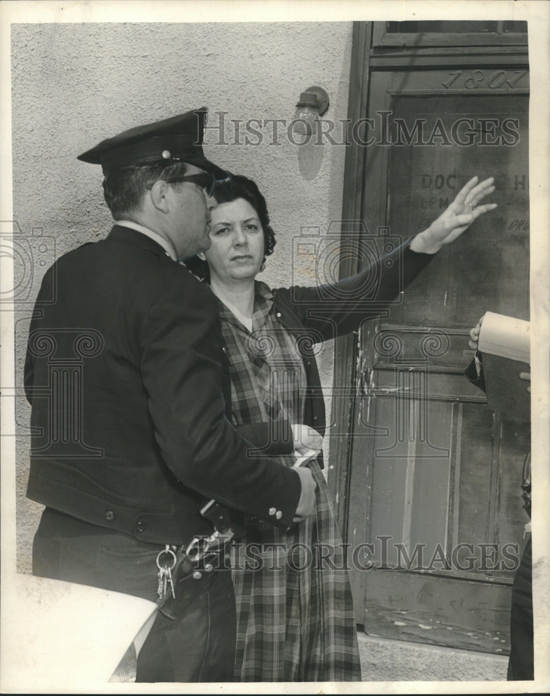 1963 Press Photo Mrs. Sam Haddad tells Patrolman G.D. Benitez how she was robbed - Historic Images