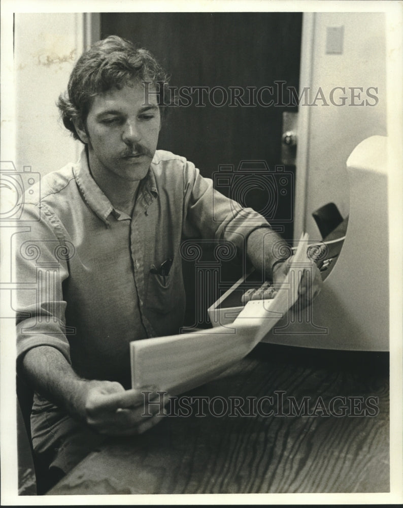 1977 Press Photo Evans McLellan Hadden in his office - nob27716 - Historic Images