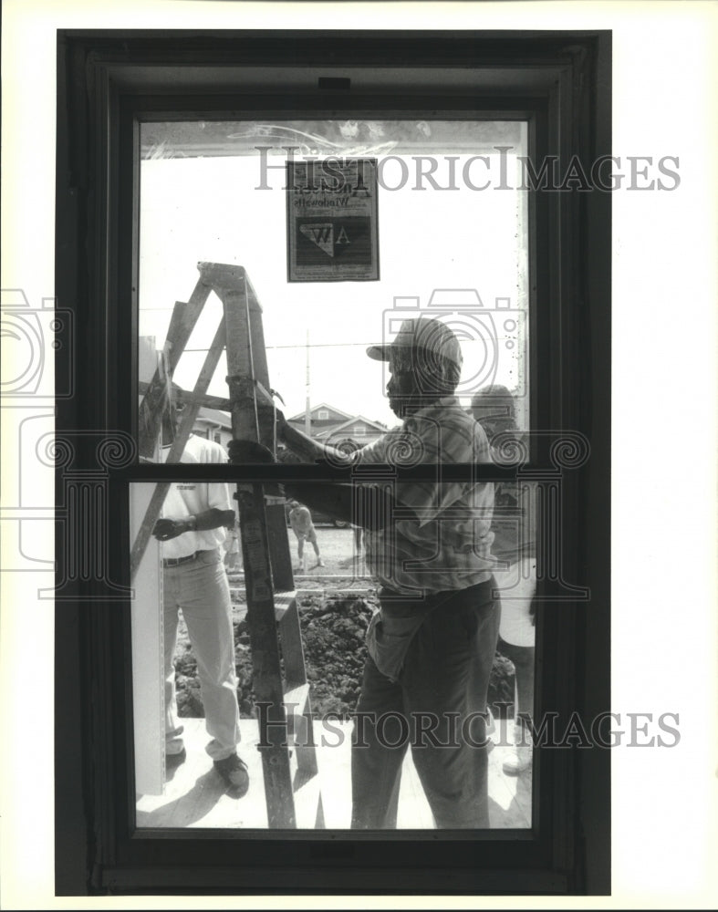 1993 Press Photo Jethro Wilson works on Habitat for Humanity project house - Historic Images