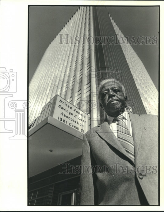 1987 Press Photo Dr. Anthony Hackett outside United Federal Savings & Loan Assoc - Historic Images