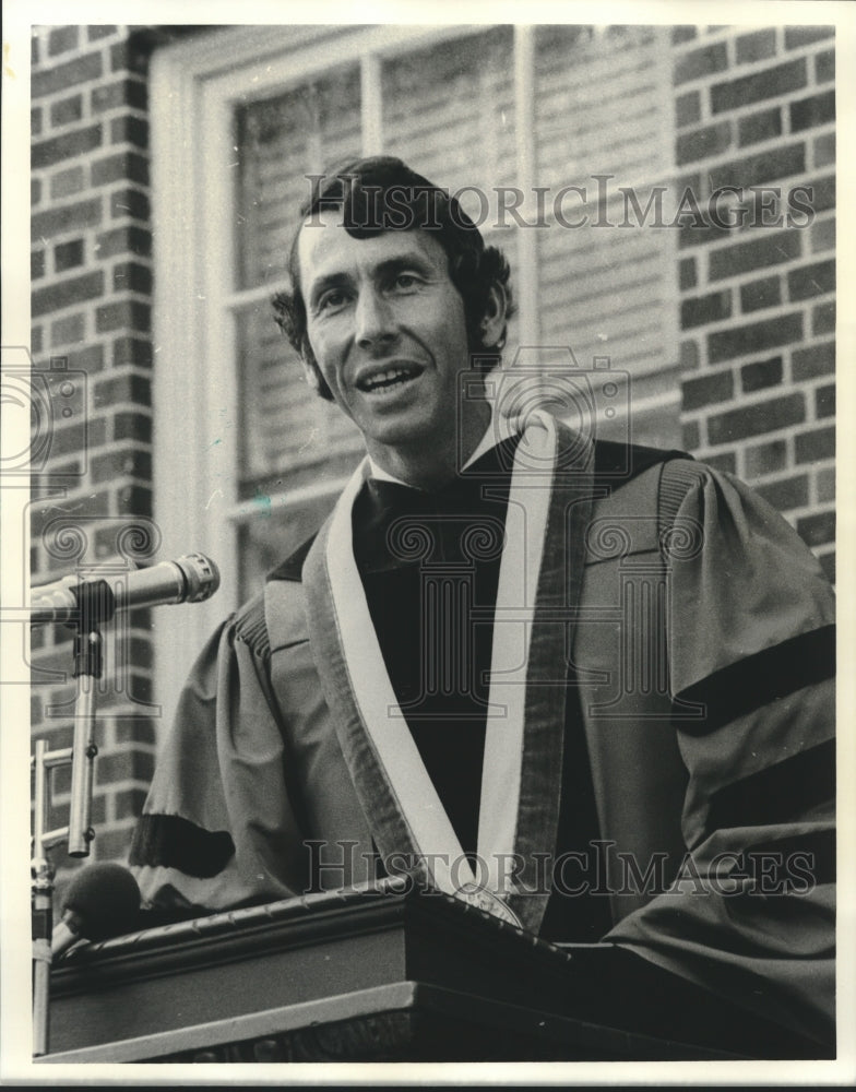 1975 Press Photo Dr. F. Sheldon Hackney - nob27734 - Historic Images