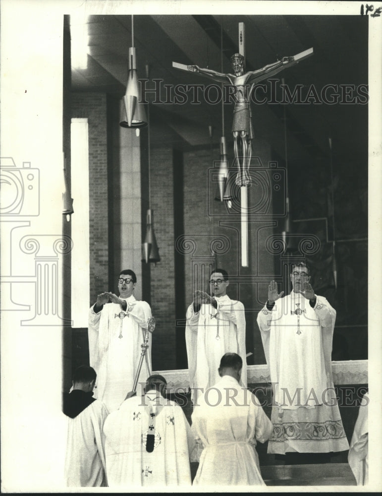 1968 Press Photo Priest blessing the congregation after celebrating mass - Historic Images