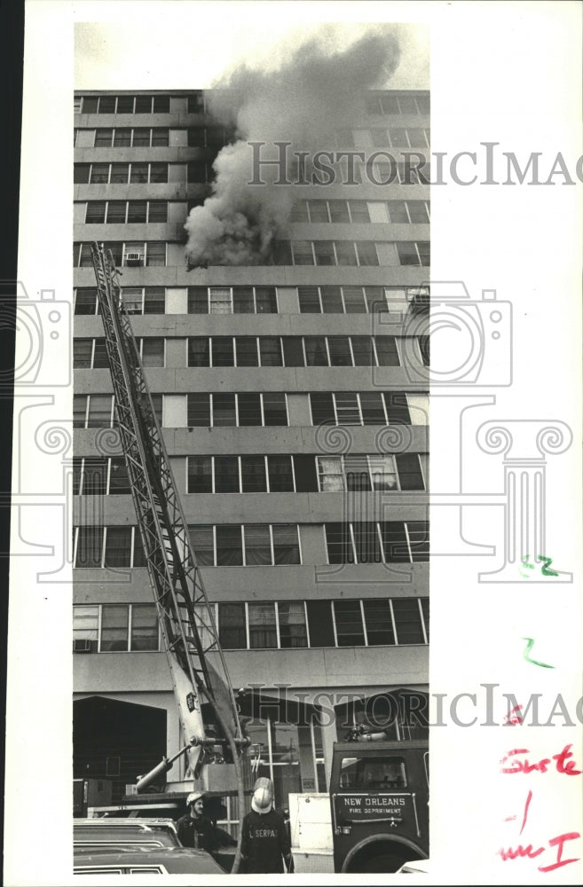 1987 Press Photo New Orleans Firemen extinguish a fire at the Guste Home - Historic Images