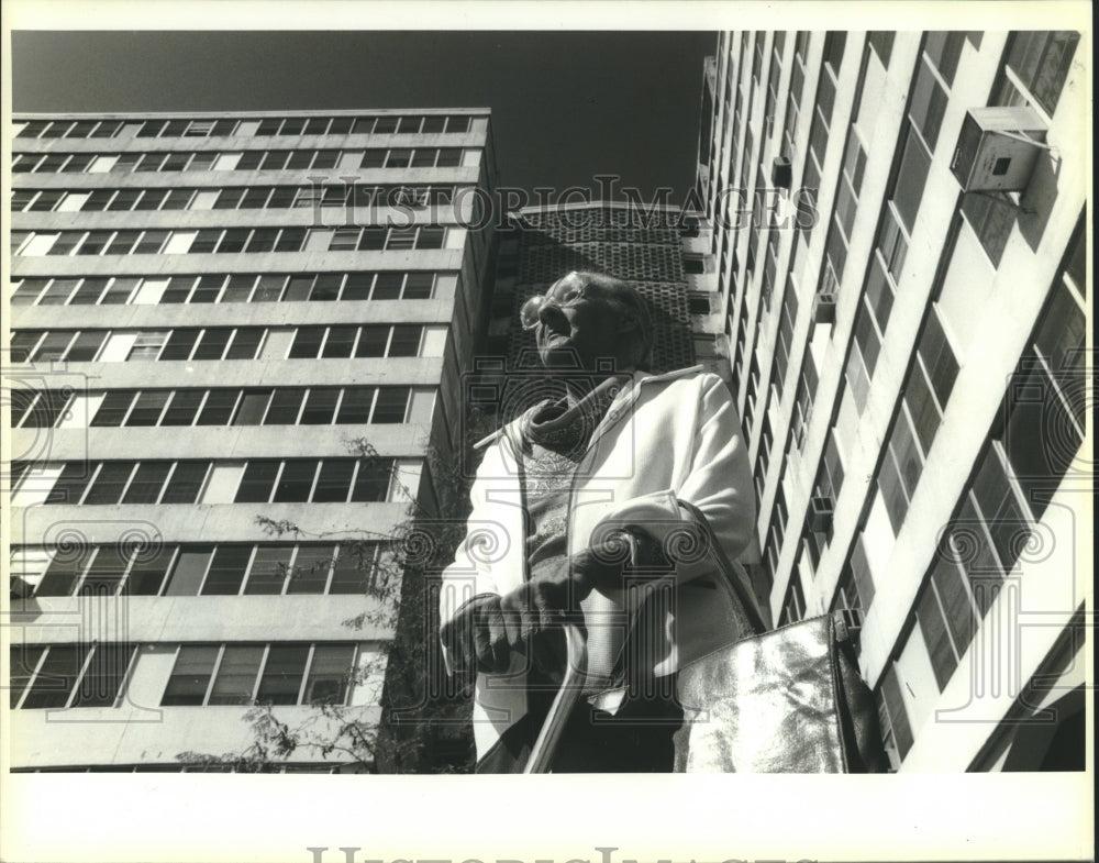 1990 Press Photo Bertha Robbins, president Tenant Council at Guste Housing - Historic Images