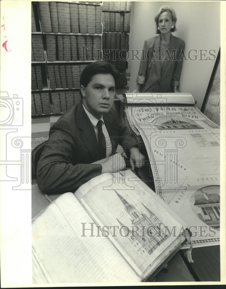 1989 Press Photo John Hainkel III of Notarial Archives &amp; archivist Sally Reeves - Historic Images