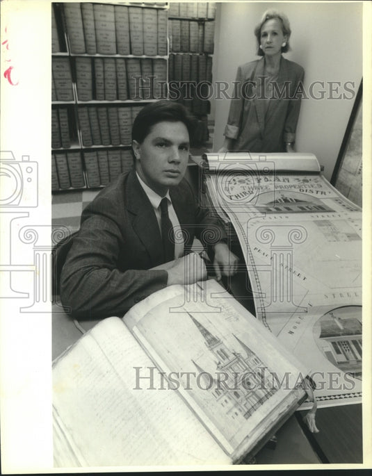 1989 Press Photo John Hainkel III of Notarial Archives & archivist Sally Reeves - Historic Images