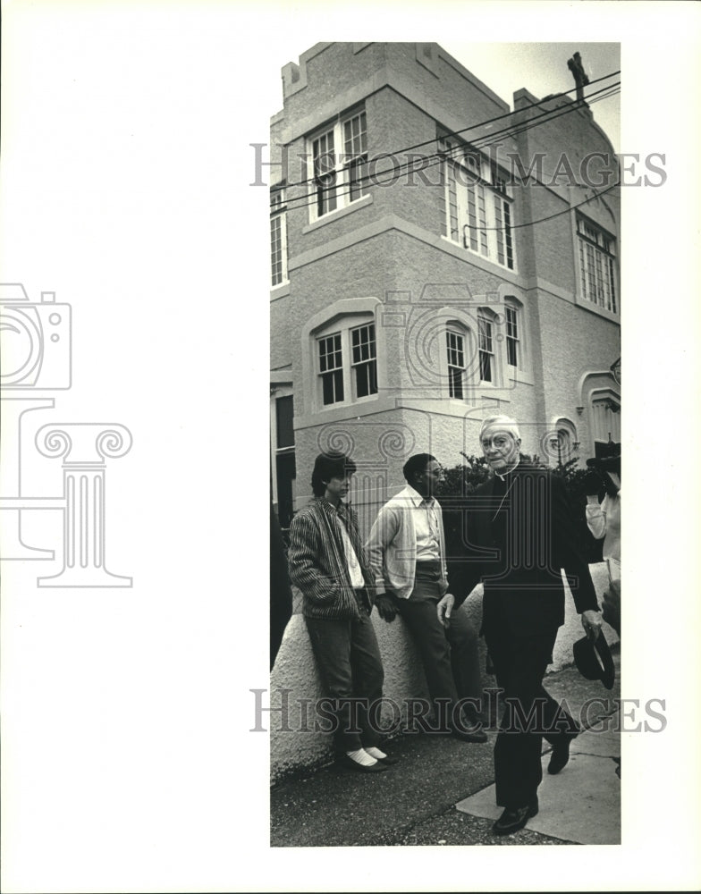 1987 Press Photo Archbishop Hannan walks to house where parish priest was killed - Historic Images