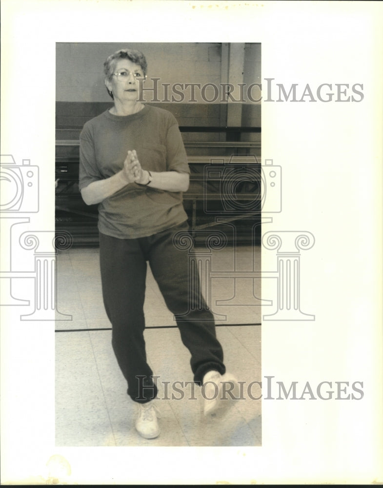 1990 Press Photo Crystal Hays works in exercise class-Greenlawn Gym in Kenner - Historic Images