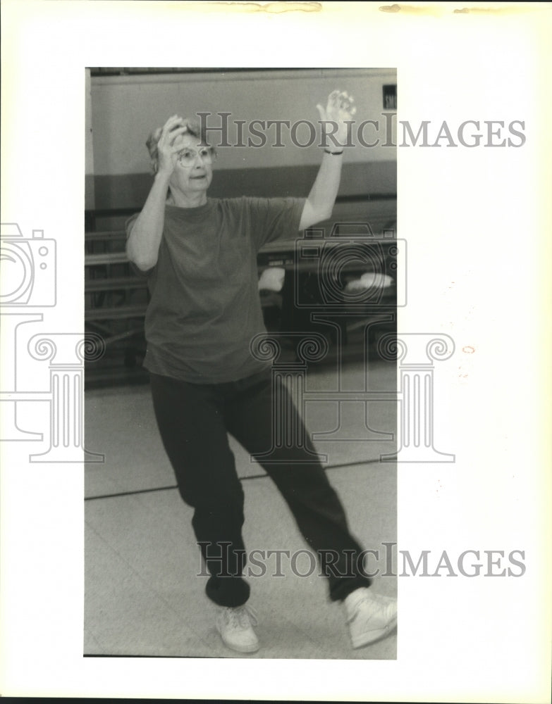 1990 Press Photo Crystal Hays exercising in the gym - nob27812 - Historic Images