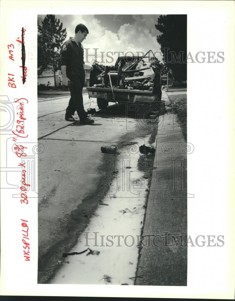 1991 Press Photo Robert Pinero-Hazardous Material Unit, surveys burned truck - Historic Images