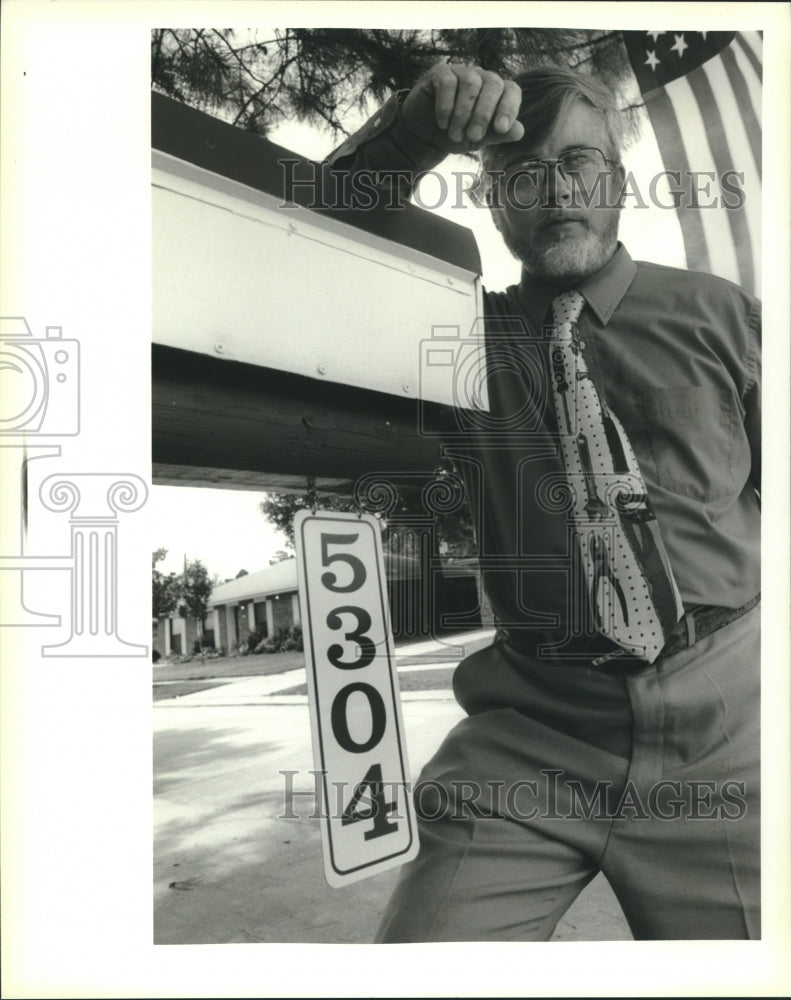 1995 Press Photo Marrero- Joe Haynes, Sr. with address signs hung on mailboxes - Historic Images