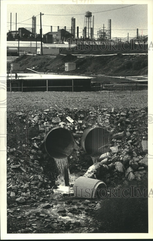 1985 Press Photo Industrial waste discharges into Mississippi River - nob27824 - Historic Images