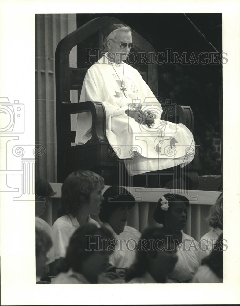 1986 Press Photo Archbishop Philip Hannan recites the rosary on makeshift altar. - Historic Images