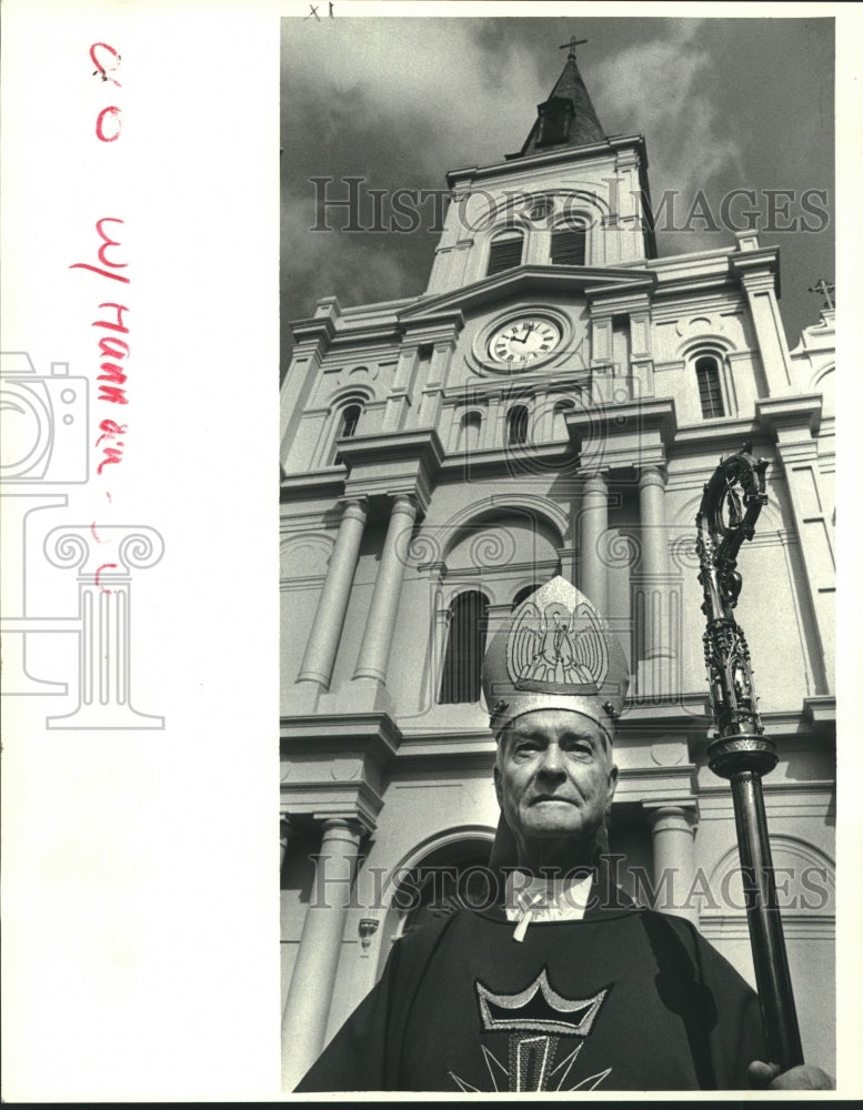 1987 Press Photo Archbishop Philip M. Hannan in front of the St. Louis Cathedral - Historic Images