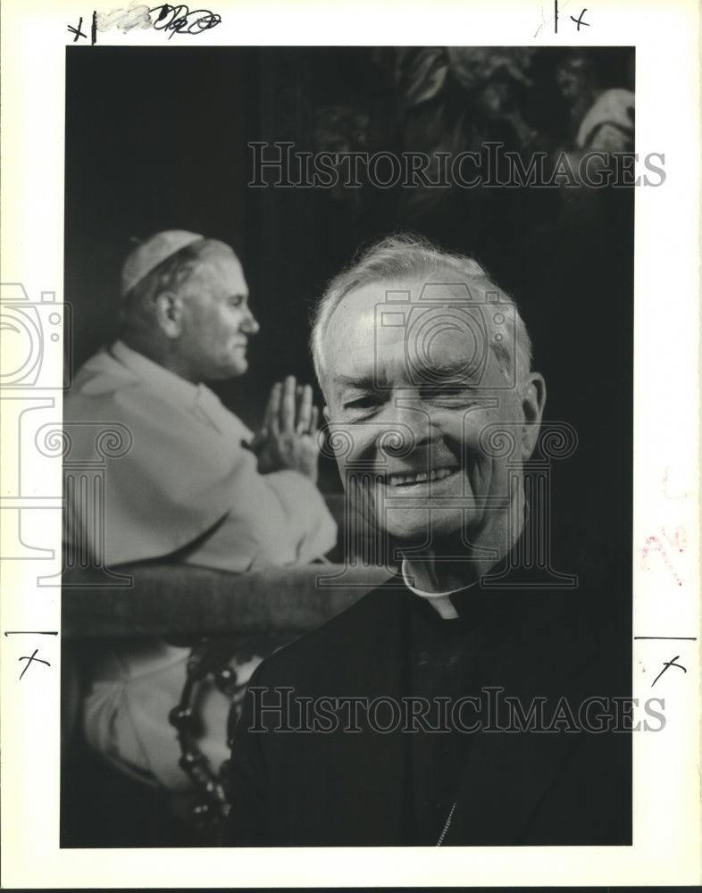 1988 Press Photo Archbishop Hannan in front of a photograph of the Pope. - Historic Images