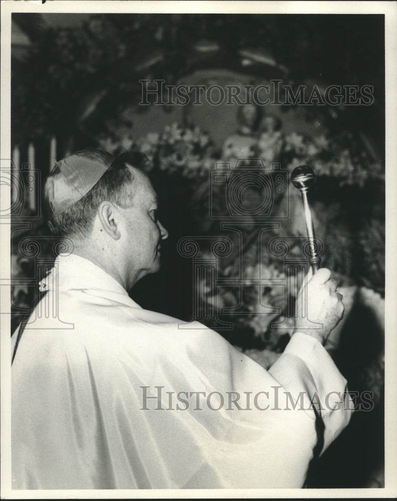 1970 Press Photo Archbishop Philip M. Hannan performing mass. - nob27848 - Historic Images