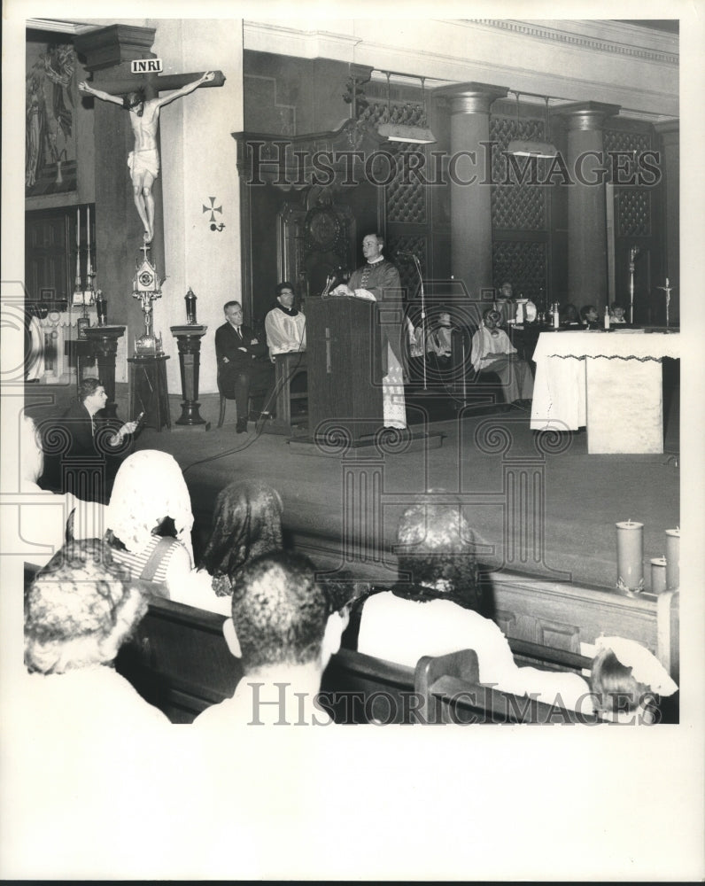 Press Photo Archbishop Philip Hannan leads mass for Senator Kennedy - nob27853 - Historic Images