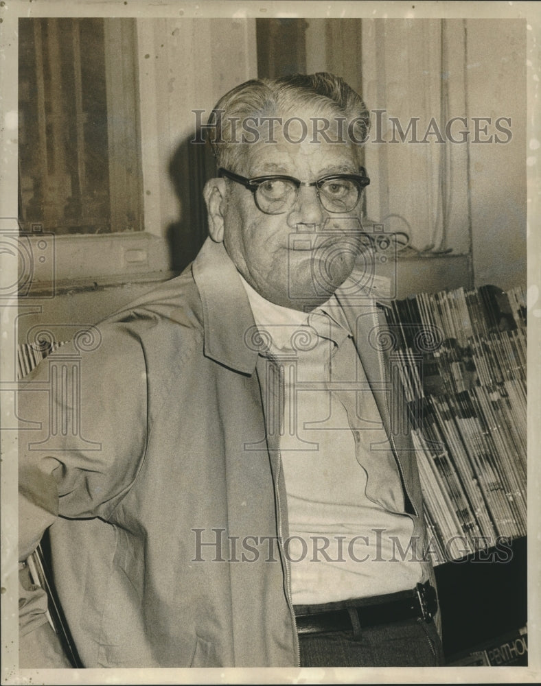 1970 Press Photo Alvin Hankinson, gambling raid at 3401 S. Broad, New Orleans. - Historic Images