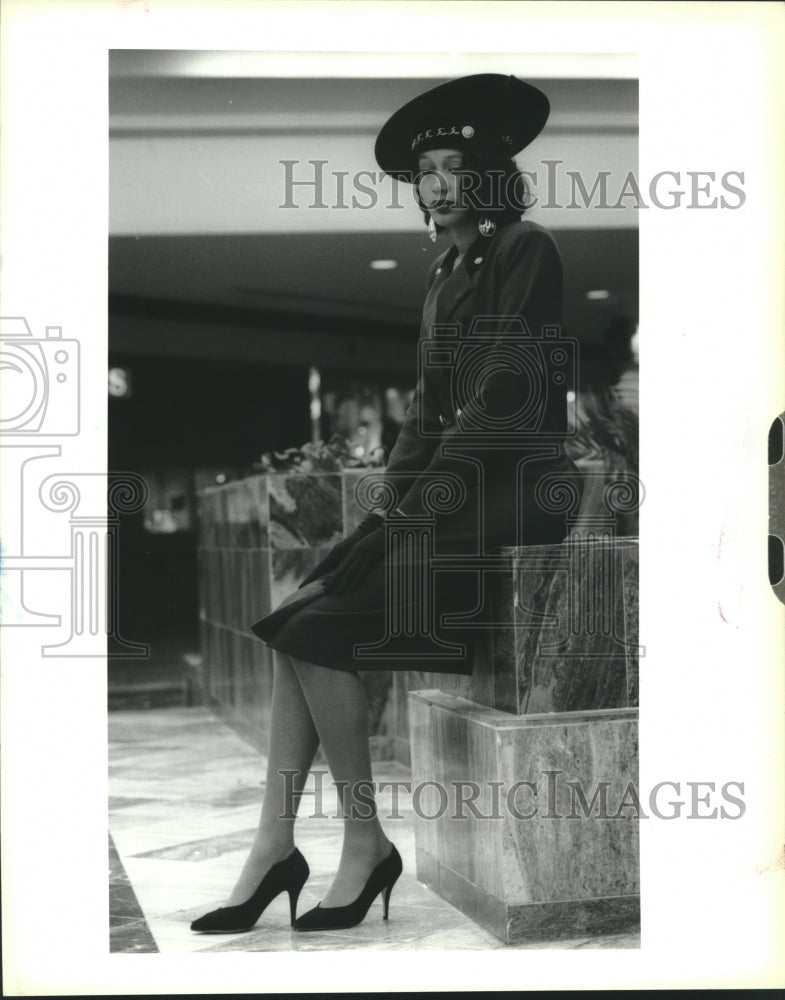 1993 Model displays fashions by Anthony Mark Hankins. - Historic Images