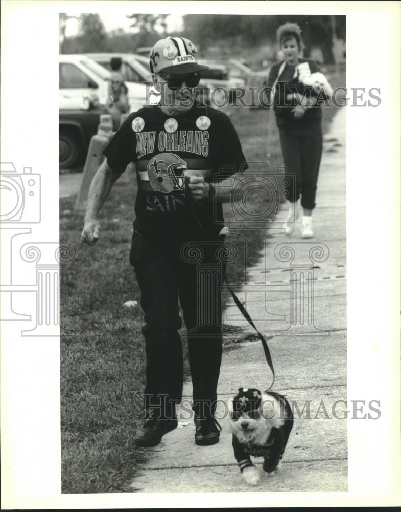 1993 Press Photo Hank and his owner Henry Warden run in the Pet Parade. - Historic Images