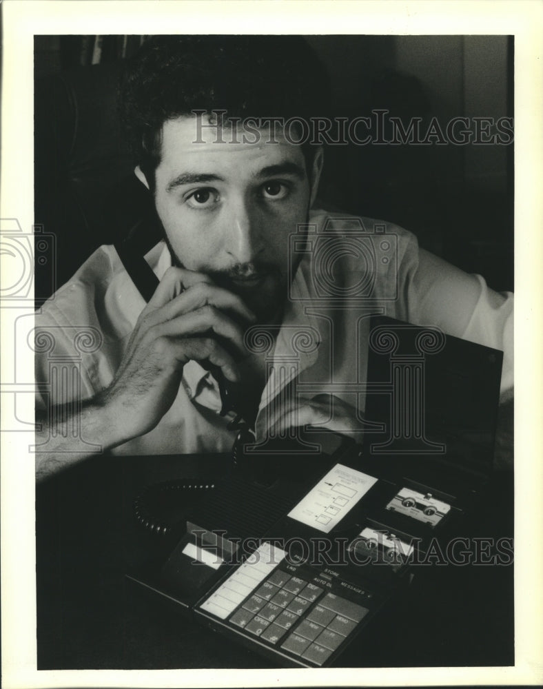 1988 Press Photo Rosko Hanis, a college student, uses his answer machine. - Historic Images