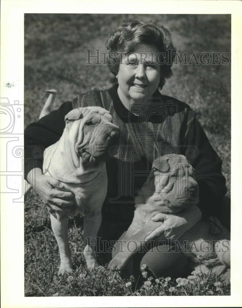 1990 Press Photo Wanda Harrison of Algiers and her two Shar-Pei show dogs. - Historic Images