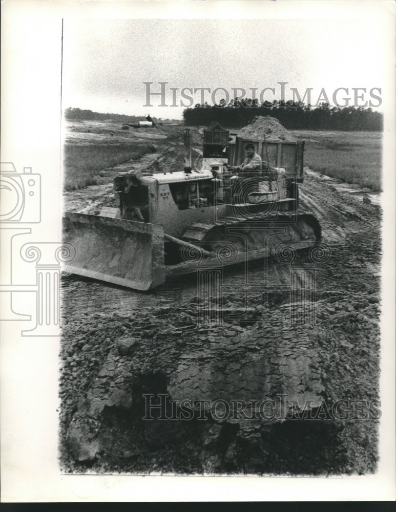 1963 Press Photo James Marshall operates bulldozer on restoring Institute Park - Historic Images