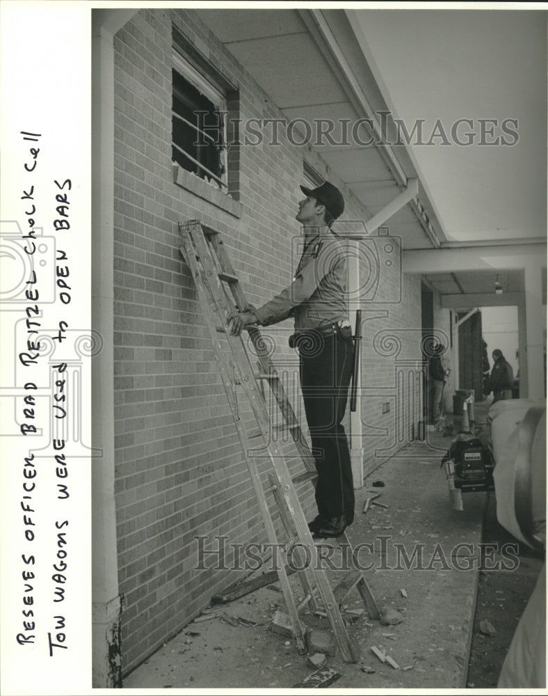 1982 Press Photo Reserves Officer Brad Reitzel check cell, Harrison County Jail - Historic Images